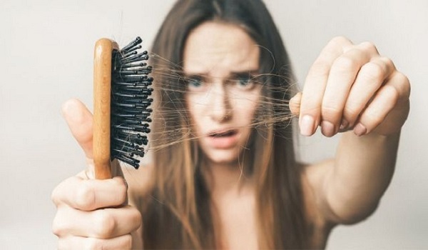Nếu tóc rụng trên 100 sợi/ngày và rụng liên tục trong thời gian dài thì bạn đã mắc bệnh rụng tóc