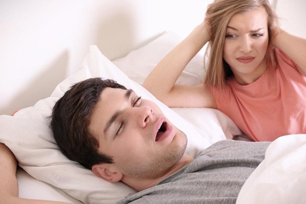 Nằm cạnh người ngủ ngáy còn có nguy cơ mất đi thính lực