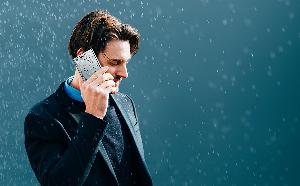 Sử dụng điện thoại liên tục không chỉ gây tổn thương cho mặt mà còn hủy hoại nghiêm trọng đến làn da