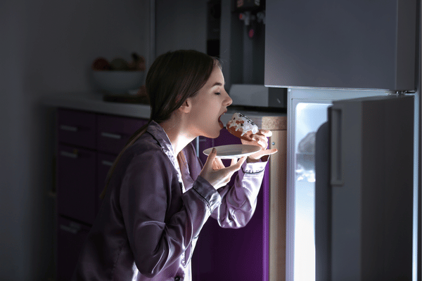 Ban đêm có thói quen ăn nhiều calo hơn, lâu ngày làm cân nặng tăng lên