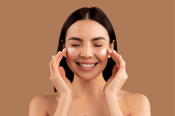 Dùng kem dưỡng để phục hồi làn da bị lão hóa