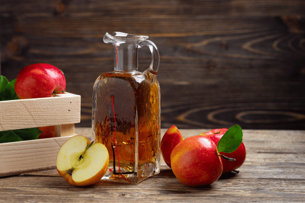 Sử dụng giấm táo để cải thiện tình trạng tóc rối