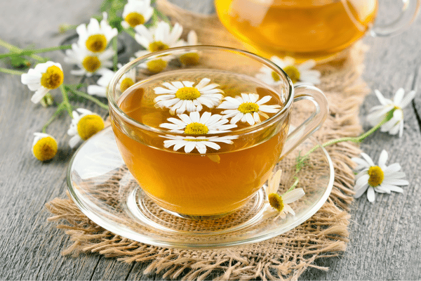 Uống trà hoa cúc vào ngày nắng nóng giúp thanh nhiệt, mát gan