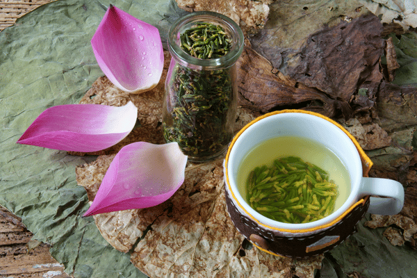 Lá sen không chỉ được dùng làm trà mà còn được dùng trong các bài thuốc chữa bệnh