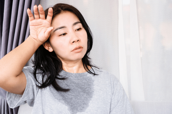 Bốc hỏa, đổ mồ hôi nhiều là dấu hiệu mãn kinh sớm điển hình
