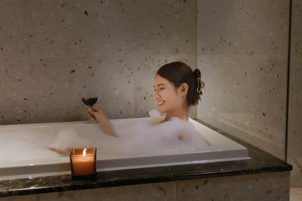 Ngâm mình trong bồn tắm quá lâu có thể làm cơ thể bị sốc nhiệt