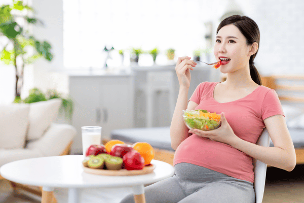 Tại sao mẹ bầu hay thèm ăn vặt?