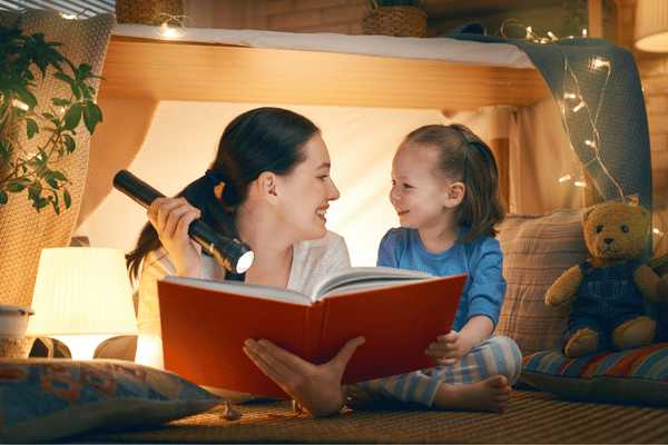 Đọc sách trước khi ngủ giúp tinh thần thư giãn và dễ ngủ hơn