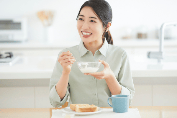 Ăn sữa chua có chứa probiotic, giúp hỗ trợ giảm tình trạng chướng bụng hiệu quả