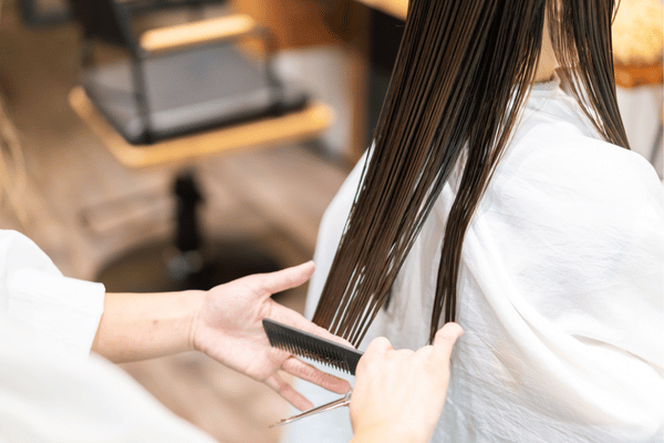 Một trong những cách giúp tóc chắc khỏe là cắt tỉa tóc định kỳ