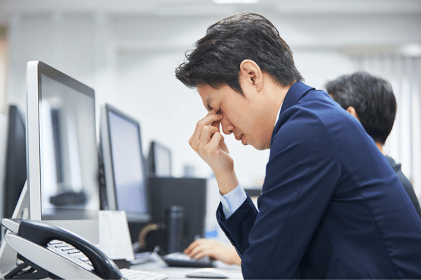 Căng thẳng kéo dài dẫn tới những cơn đau đầu dữ dội