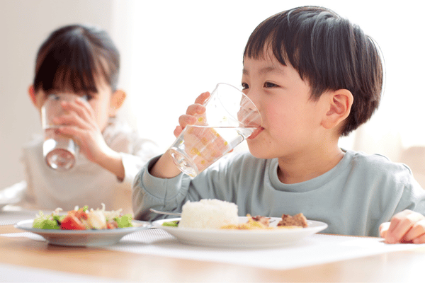 Xây dựng chế độ ăn uống đủ chất là một trong những cách điều trị còi xương ở trẻ
