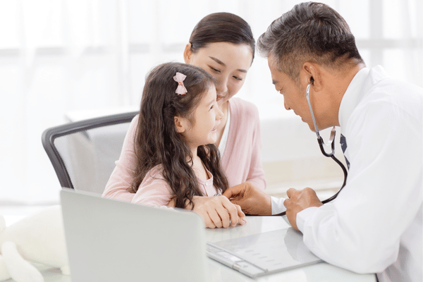 Hãy đưa trẻ đến bệnh viện thăm khám để được điều trị kịp thời