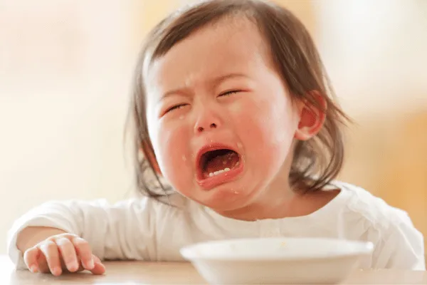 Ép trẻ ăn bằng cách la mắng sẽ khiến trẻ cảm thấy sợ hãi