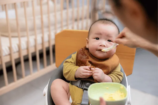 Cho trẻ ăn dặm quá sớm là một trong những nguyên nhân khiến trẻ biếng ăn