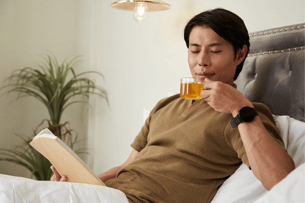 Uống trà thảo mộc là một trong những cách trị đau đầu hiệu quả 