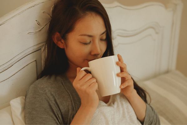 Uống một ly nước ấm trước giờ ngủ có thể giúp bạn ngủ ngon giấc hơn