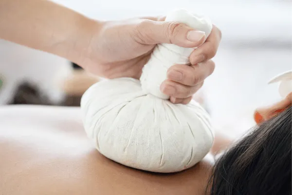 Chườm nóng là cách giúp cải thiện sức khỏe xương khớp hiệu quả