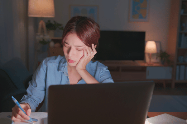 Thức khuya thường xuyên là thói quen xấu trong mùa lễ hội