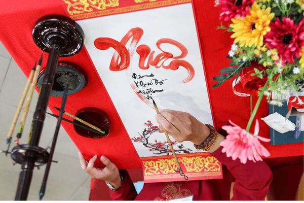 Thư pháp và câu đối đỏ chính là món quà mang đậm bản sắc truyền thống