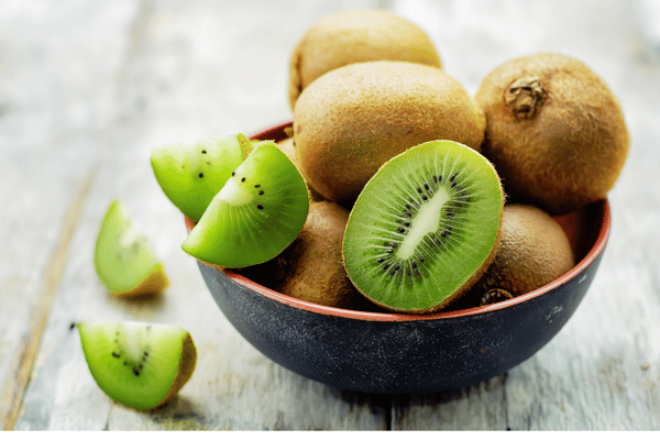 Một trong những thực phẩm giúp ngủ ngon phải kể đến là kiwi