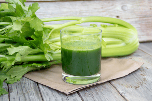 Ít ai biết rằng nước ép cần tây có thể giúp giảm cơn đau bụng kinh