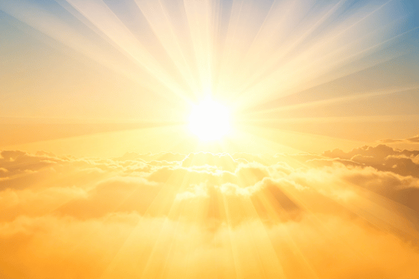 Tiếp xúc trực tiếp với ánh nắng gay gắt dễ gây ra tình trạng đau đầu 