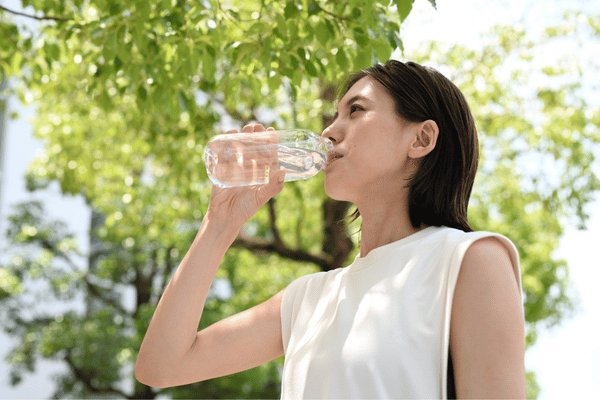 Mỗi người nên ưu tiên uống từ 2 - 3 lít nước/ngày