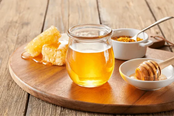 Sử dụng mật ong sẽ giúp làm dịu cổ họng và giảm nhanh cơn ho